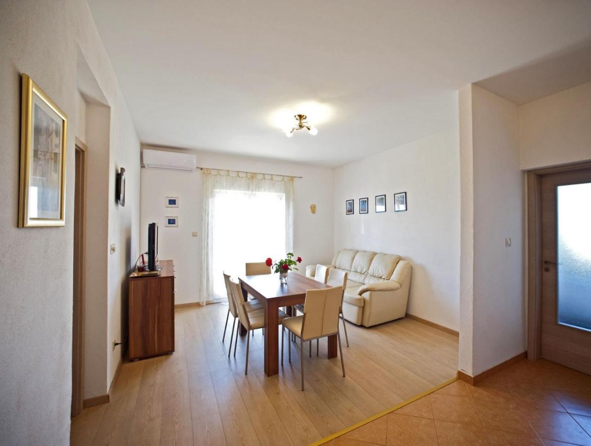 Apartments With A Parking Space Gornje Selo, Solta - 15545 Грохоте Экстерьер фото